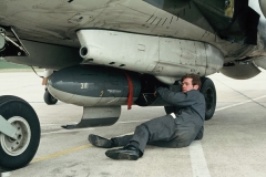 1973_pm_Bob Kendall Checks a Recce Pod Wildenrath