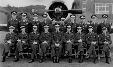 Duncan (centre) with 32 Course Ternhil